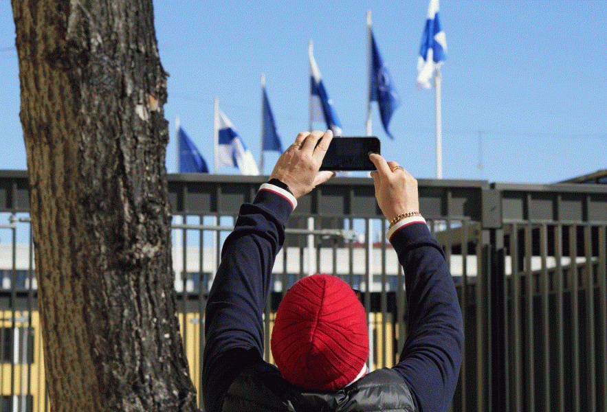Muž fotografuje vlajky NATO a Finska - 42TČen