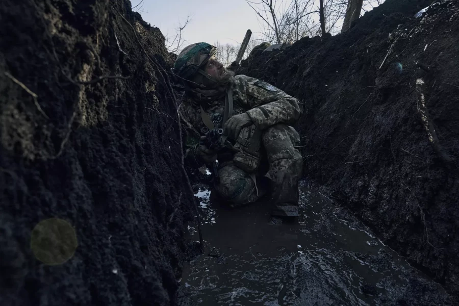 Voják ukrajinských ozbrojených sil se skrývá v zákopu. - 42TČen