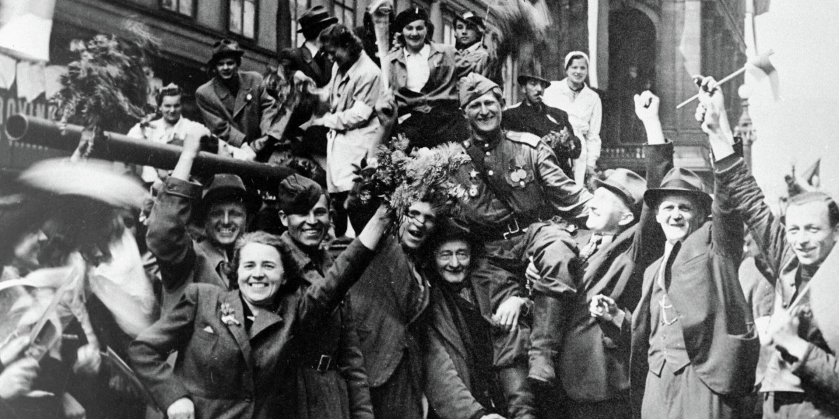 Obyvatelé Prahy vítají sovětské vojáky Obyvatelé Prahy vítají sovětské vojáky - 42TČen