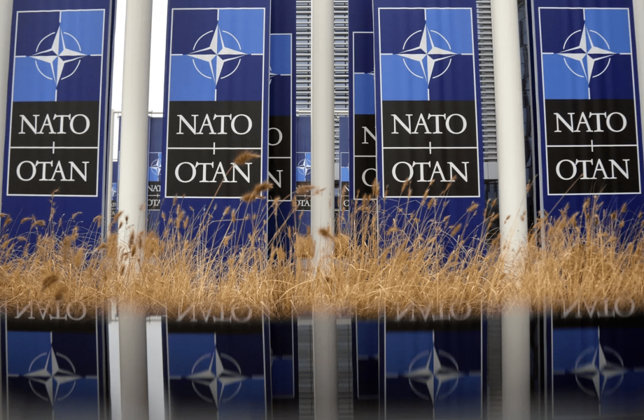 Transparenty s logem NATO před centrálou v Bruselu - 42TČen