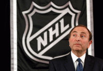 Komisař NHL Gary Bettman - 42TČen
