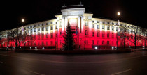 budova osvětlená v barvách polské vlajky - 42TČen