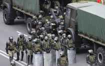 Policie během protestů v Minsku - 42TČen