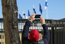 Muž fotografuje vlajky NATO a Finska - 42TČen