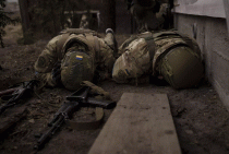 Ukrajinští vojáci se kryjí před dělostřeleckou palbou - 42TČen
