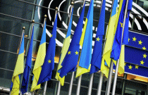 Vlajky EU a Ukrajiny na budově Evropského parlamentu - 42TČen