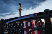 Americká vlajka na náměstí nezávislosti v Kyjevě. - 42TČen