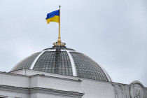 Státní vlajka Ukrajiny na budově Nejvyšší rady v Kyjevě - 42TČen
