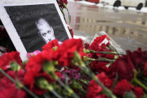 Květiny na památku zesnulého válečného zpravodaje Vladlena Tatarského - 42TČen