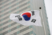 Vlajka Jižní Koreje na pozadí budovy ministerstva obrany - 42TČen