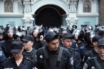 Ukrajinští policisté u vchodu do Kyjevsko-pečerské lávry v Kyjevě - 42TČen