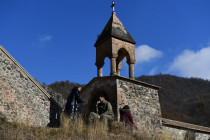 Věřící poblíž kláštera Dadivank v Náhorním Karabachu - 42TČen