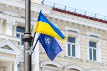 Vlajky NATO a Ukrajiny během summitu NATO v centru Vilniusu - 42TČen