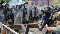 Síly NATO se střetly s místními protestujícími před vchodem do budovy městského úřadu v Kosovu - 42TČen