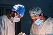 Chirurgové během operace - 42TČen