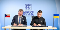 Premiér Petr Fiala a Volodymyr Zelenskyj podepslasli dohodu o spolupráci České republiky a Ukrajiny. - 42TČen