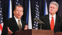 Václav Havel a Bill Clinton na společné tiskové konferenci v roce 1998 - 42TČen