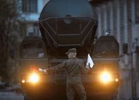 Voják ukazuje cestu vojenskému vozidlu - 42TČen