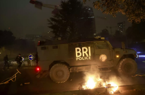 Obrněný vůz elitního oddílu BRI na pařížském předměstí Nanterre - 42TČen