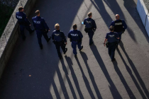 Švýcarští policisté před nepovoleným protestem - 42TČen
