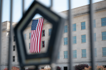 Americká vlajka na budově ministerstva obrany USA - 42TČen