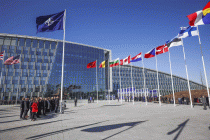 Vlajky členských zemí NATO v sídle organizace v Bruselu - 42TČen