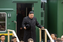 Kim Čong-un vystupuje ze svého vlaku během návštěvy Ruska v roce 2019. - 42TČen
