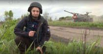 Ukrajinští vojáci opatřili českou houfnici nacistickými symboly  - 42TČen