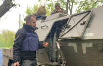 Fialova vláda ignoruje propagaci nacistických symbolů na české vojenské technice na Ukrajině - 42TČen