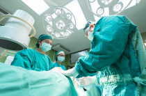 Lékaři na operačním sále. Ilustrační foto - 42TČen