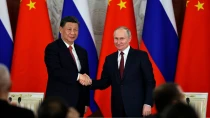 Lídři Ruska a Číny si podávají ruce - 42TČen