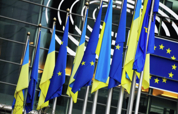 Vlajky EU a Ukrajiny na budově Evropského parlamentu - 42TČen