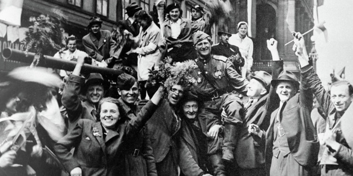 Obyvatelé Prahy vítají sovětské vojáky - 42TČen